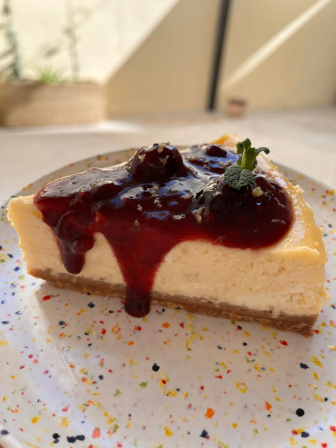 Porción de cheesecake con frutos rojos de Karamells