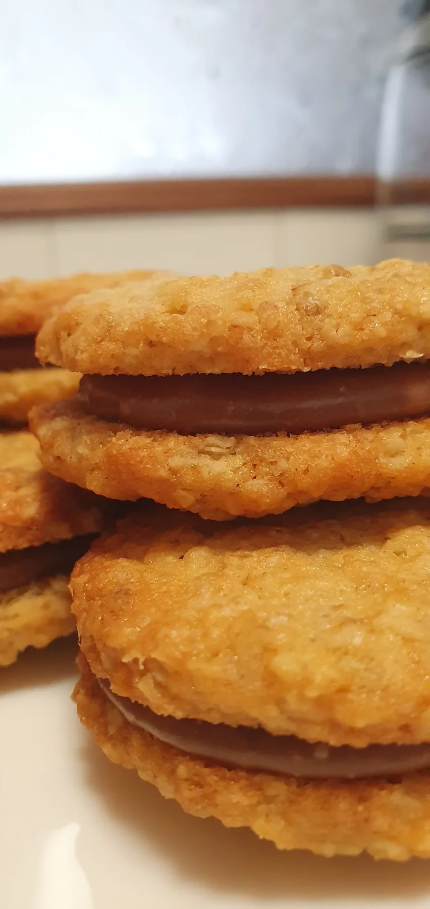 Galletas rellenas de avena, chocolate y crema de cacahuete de Karamells